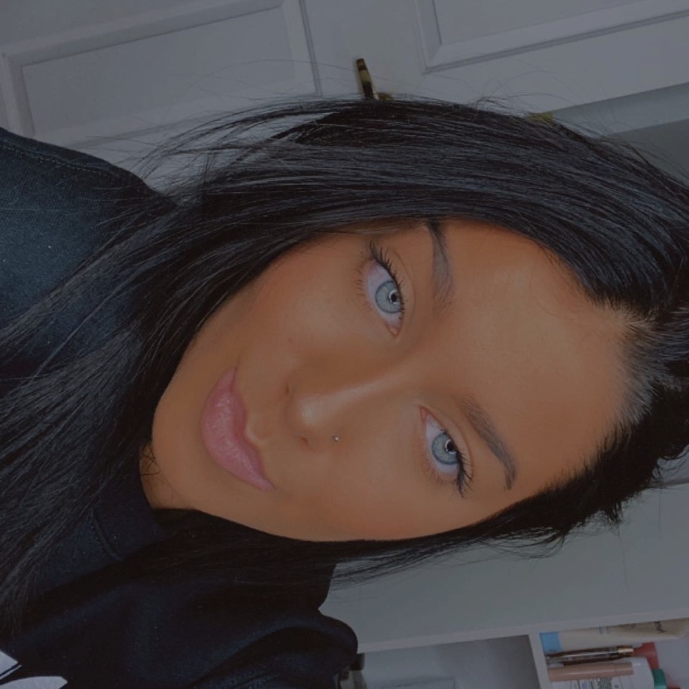 Meet your Posher, Chloe